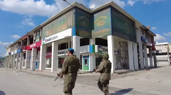 yardim-tirlarini-gasp-etmeye-kalkan-alcaklar-gozaltina-alindi-1676042058164.jpg Yardım TIR’larını gasp etmeye kalkan alçaklar gözaltına alındı! - 7