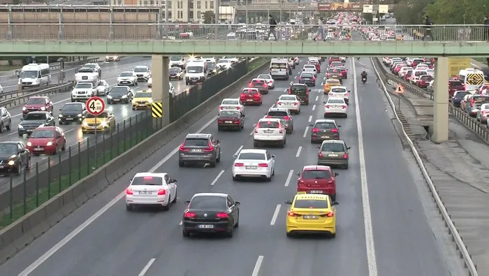 Son dakika: İstanbulluların çilesi sürüyor! Metrobüs arızası nedeniyle Edirnekapı durağında araç kuyruğu oluştu - 5