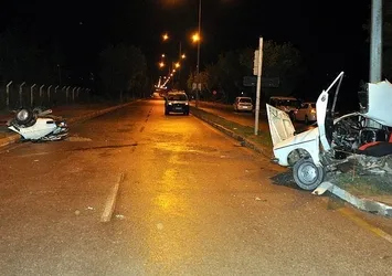 Çorum'da direğe çarpan otomobil ikiye ayrıldı: 1 ölü, 4 yaralı