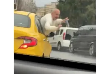 İstanbul'da hayrete düşüren manzara! Taksinin camından sarktı görenler şoke oldu
