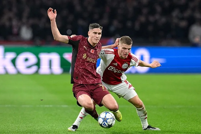 galatasaray-amsterdamda-kukredi-osimhenden-3-gollu-resital-1762381765798.jpeg Fotoğraf (AFP)