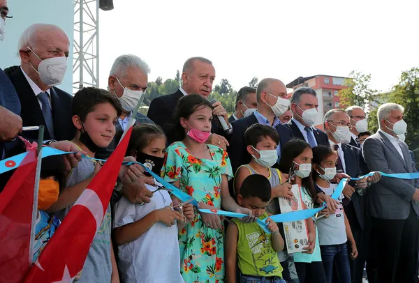 1630790541098.jpg 11 yaşındaki Fatma Zehra Günaydın Erdoğan'ın yanına gidebilmek için gözyaşlarını tutamadı: Çok duygulandım - 4