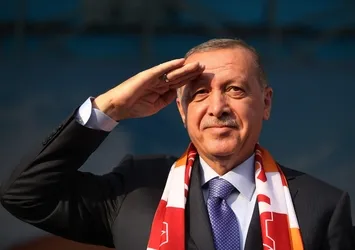 Başkan Erdoğan'dan asker selamlı İstiklal Marşı paylaşımı