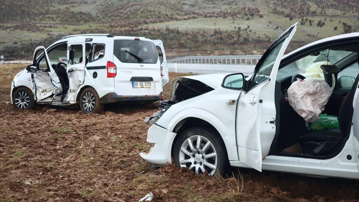 Bingöl'de hafif ticari araç ile otomobil çarpıştı, 13 kişi yaralandı