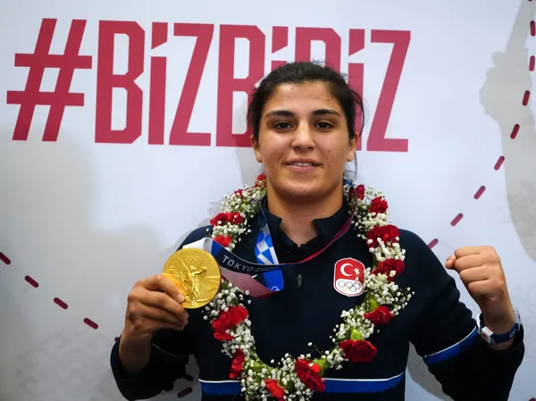 busenaz-surmeneli-yurda-dondu-sampiyon-a-habere-konustu-1628573541951.jpg Busenaz Sürmeneli yurda döndü! Şampiyon A Haber'e konuştu - 2