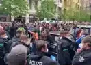 Almanya’da koronavirüs kısıtlamaları protesto edildi