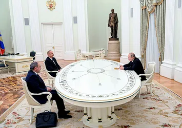 Putin, Aliyev ve Paşinyan ile görüştü