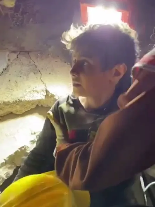 istihkam-alay-komutanligi-enkaz-altindaki-vatandaslara-hayat-oldu-22-kisi-cikarildi-1675985493643.jpg İstihkam Alay Komutanlığı enkaz altındaki vatandaşlara hayat oldu: 22 kişi çıkarıldı - 1