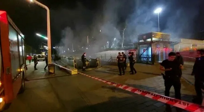 son-dakika-taksim-metro-istasyonunda-yangin-1650831148010.jpg Taksim Metro İstasyonu'nda yangın! - 2