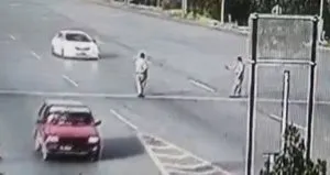 Korkunç anlar! Polis taklalar attı