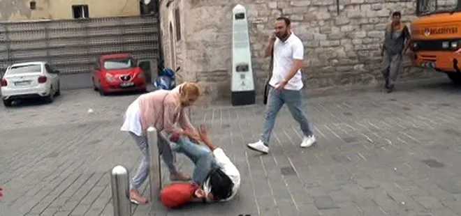 Taksim Meydanı’nda kızlar saç başa kavgaya tutuştu!