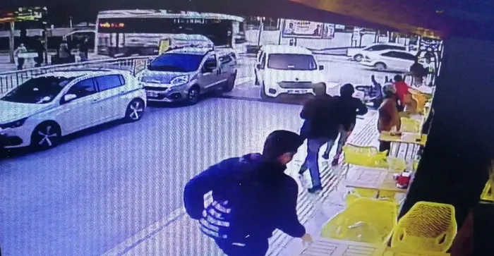 antalyada-motosiklet-faciasi-kamerada-vatandasi-metrelerce-surukledi-1645445553776.jpg Antalya’da motosiklet faciası kamerada! Vatandaşı metrelerce sürükledi - 3