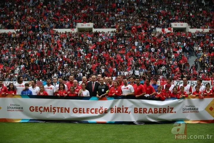 Başkan Erdoğan ünlüler karması maçını başlattı 8