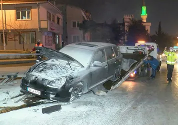 Bariyerlere çarpan araç hurdaya döndü! Alkollü sürücüden akılalmaz istek