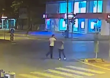Antalya'da sokak ortasında dehşet anları! Önce yumruk attı sonra tabancanın kabzasıyla başına vurdu