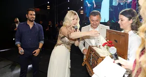 Seda Sayan’a sahnede çeyiz sandığı sürprizi