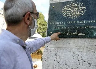 Ayasofya-i Kebir Camisi'nin isminin yeraldığı levhadaki hattı, Kabe'nin yazılarını yazan hattat yazdı