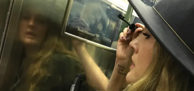Drew Barrymore metroda makyaj yaptı