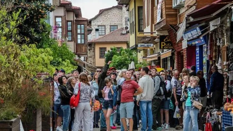 Ruslar Antalya’ya akın etti! Adım atacak yer yok