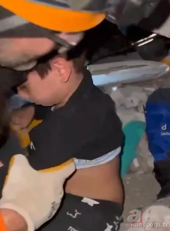 Depremden saatler sonra mucize kurtuluşlar! Umutlu bekleyişler sürüyor 16