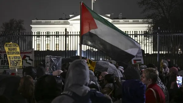 Beyaz Saray önünde Gazze’ye destek! Katilin finansörü Biden’a çağrı: İsrail’e silah göndermeyi bırak