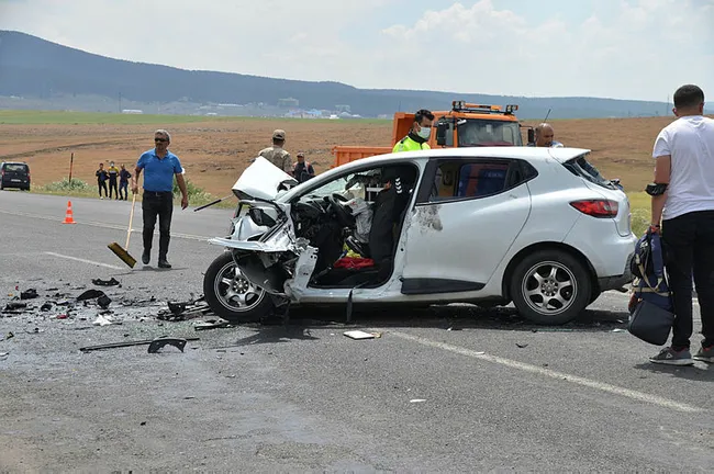 Kars’ta otomobiller kafa kafaya çarpıştı: 9 yaralı - 3