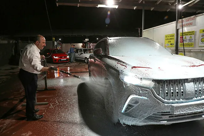 Bakan Varank Togg’a bayram temizliği yaptı! Kendi elleriyle yıkadı