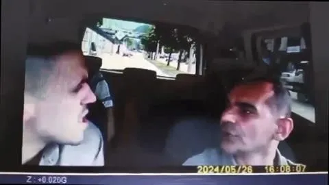 taksicinin-musterisinin-yumruklu-saldirisina-ugramasi-kamerada-1716828452772.jpeg Taksici dehşeti daha! Müşterisinin yumruklu saldırısına uğradı | Neye uğradığını şaşırdı - 1