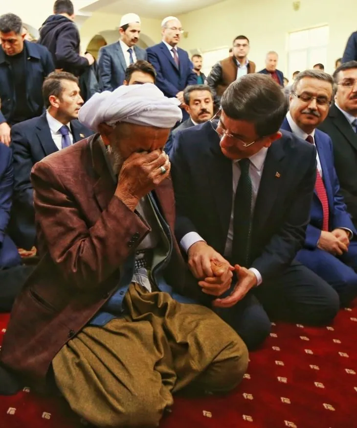 Başbakan Davutoğlu cuma namazını Silopi’de kıldı