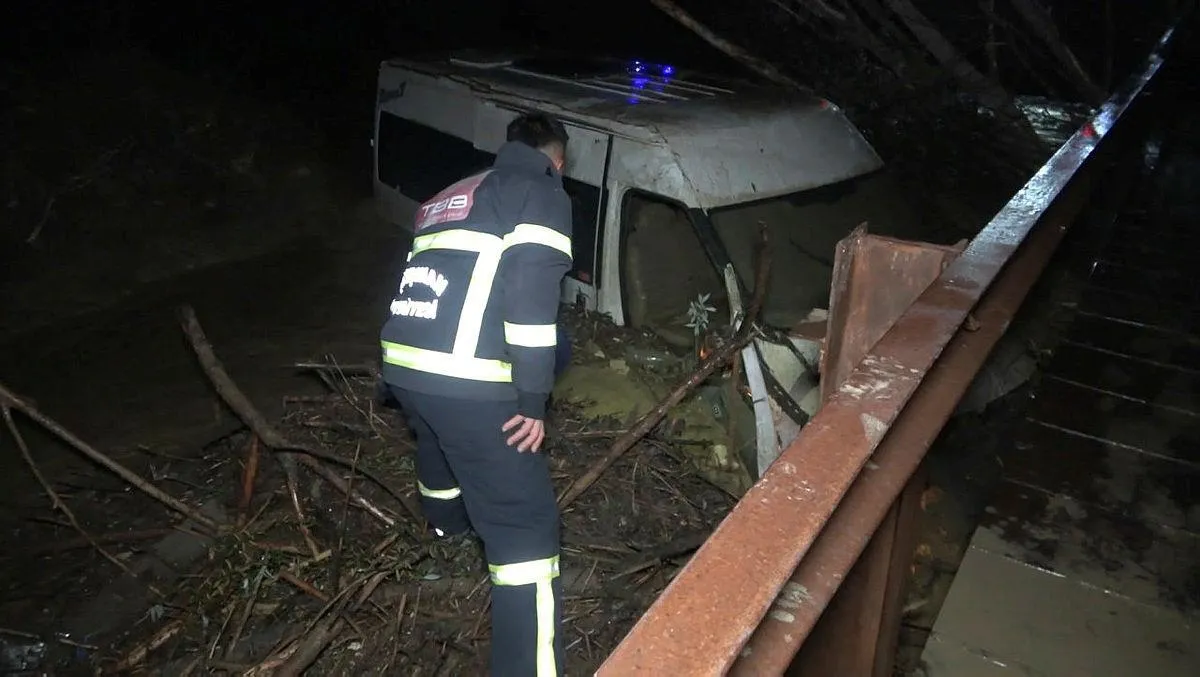 Kırıkkale'de işçiler kabusu yaşadı! Sel suları minibüsü dereye yuvarladı