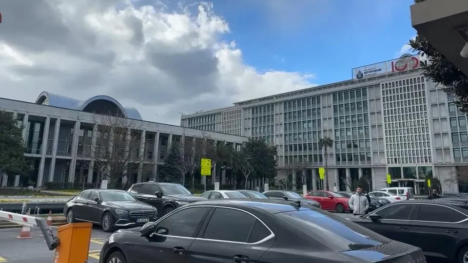 İstanbul Büyükşehir Belediyesi önünde hareketlilik