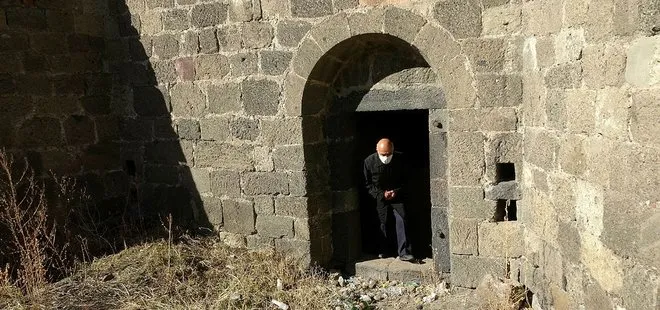 Erzurum’da 160 yıllık topçu kulesi definecilerin saldırısına uğradı