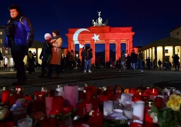 Brandenburg kapısına Türk bayrağı yansıtıldı