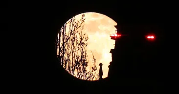 Dolunay büyüledi! İşte dünyadan dolunay manzaraları...