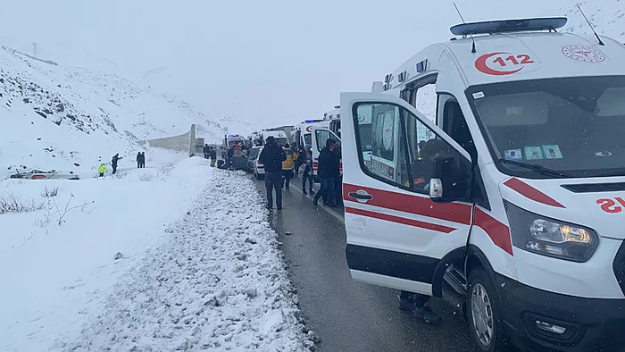 Erzincan'da yolcu otobüsü şarampole devrildi - 2