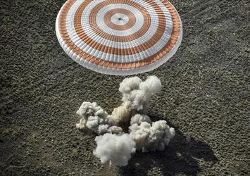Soyuz MS-15 kapsülü dünyaya döndü! Dikkat çeken corona virüs tedbiri