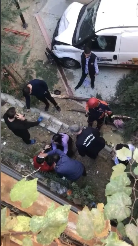 kagithanede-bir-garip-kaza-aracin-25-metreden-uctugu-anlar-1668585276393.jpg