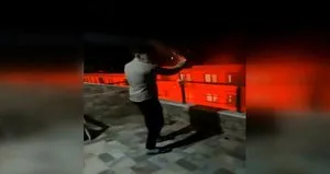 Havai fişekleri eliyle tutup patlatmaya çalıştı! Kutlama çok kötü bitti