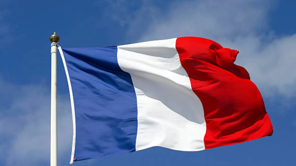 Fransa'da yerel seçimlerin ilk turunda oy verme işlemi başladı