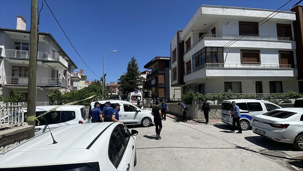 Konya’da tartıştığı anne ve babasını bıçaklayarak öldürdü! Şüpheli oğul polis tarafından yakalandı - 1