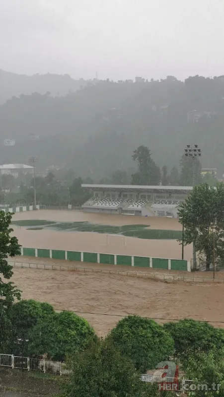 Rize yine sular altında: Dereler taştı yollar kapandı 23