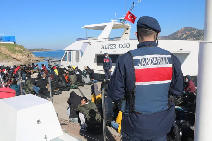 İzmir’de göçmen operasyonu: 226 göçmen ile 10 insan kaçakçısı yakalandı