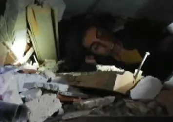 2,5 yaşındaki Yüsra'nın annesi Ayşe Yıldız da enkazdan kurtarıldı