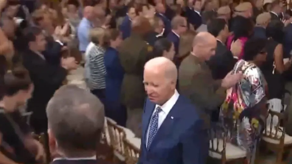 Kimse ne olduğunu anlayamadı! ABD Başkanı Joe Biden öyle bir şey yaptı ki... Salondakiler şaşkınlıkla bakakaldı