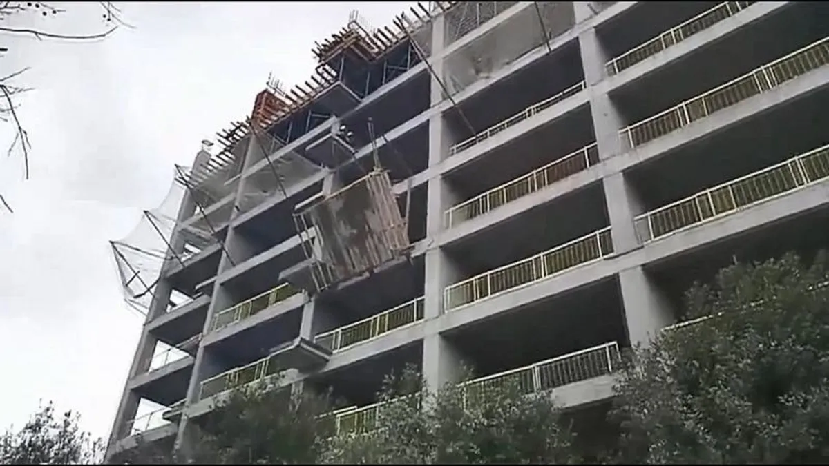 Ümraniye'de inşaat iskelesi çöktü! 2 işçi ağır yaralı