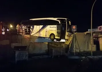 Mersin'de faciadan dönüldü! Yolcu otobüsü köprüde asılı kaldı