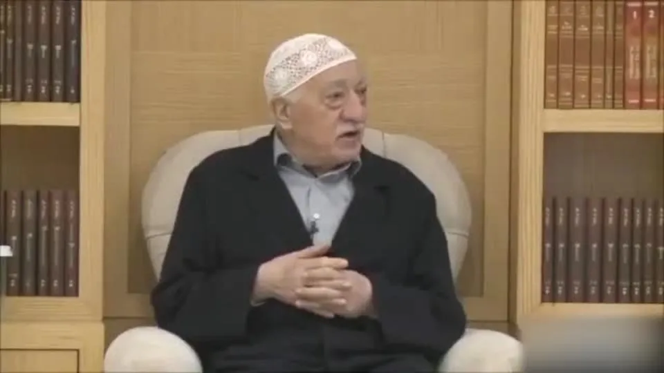 FETÖ elebaşı Gülen’den yine din istismarı! Bu kez halifelerin cezaevinde gezdiği yalanıyla kameraların karşısına geçti