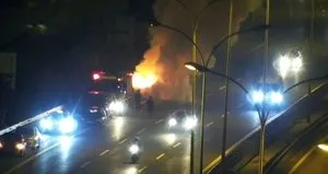 Sultanbeyli’de otomobil alev alev yandı