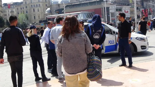 1650789409105.jpg Taksim'de sokak köpeği paniği! Küçük kızın burnundan ısırdı - 5