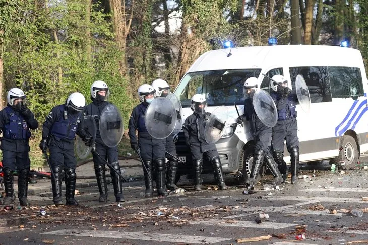 Son dakika | Belçika’da 1 Nisan şakası kötü bitti! Polisle çatıştılar